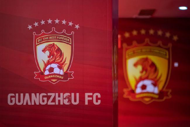 卡斯、道奇和艾瑞丝是三个患难伴侣。卡斯的父亲因欠下高额赌债几近要被黑道杀戮，为了替父亲还钱，他急需尽快筹到资金。黑人男孩道奇和白人女孩艾瑞丝是一对情侣，艾瑞丝怀怀孕孕，两小我必需为未来做假想。为了钱，三人相约来到道奇家举行的派对上担负侍应生，实际上是想趁乱窃取对方的财帛。到了道森府邸后，三人隐约约约感应这里的人周身披发的些许奇异，特别是道森家的儿子艾略特，使人一眼看往毛骨悚然。夜幕降临，客人们三三两两来到派对，主宾围坐餐桌，讲述各自心路过程，而卡斯等人乘机步履。而就在此时，艾略特兽性年夜发，引发了连番的殛毙……